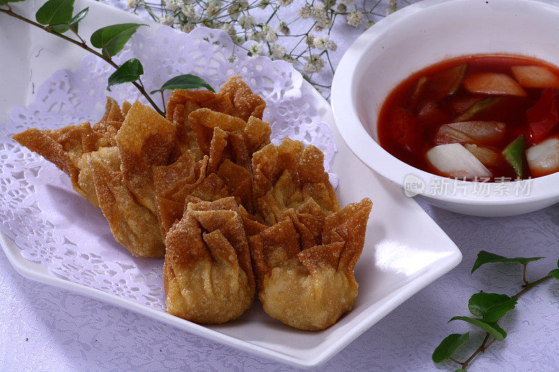 Deep fried wonton with sweet and sour sauce (油炸云吞)